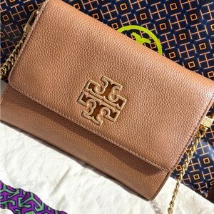 Chic Tan Leather Crossbody Bag with Gold Hardware